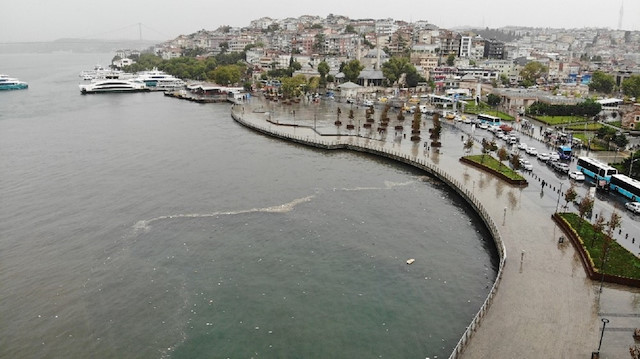 Atıklar, Üsküdar’da denizin üzerini kapattı.