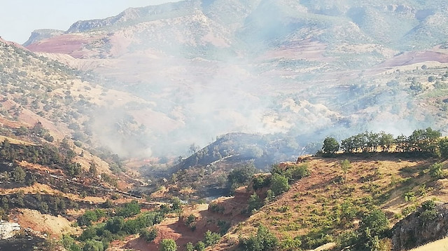 İtfaiye araçlarının giremediği bölgede ekipler ve vatandaşlar kendi imkanları ile yangını söndürmeye çalıştı. 