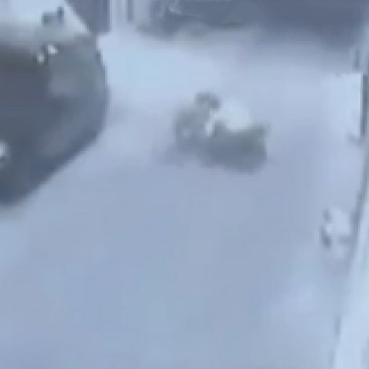 İzmirde bir kişinin gasp edildiği anlar güvenlik kamerasına böyle yansıdı