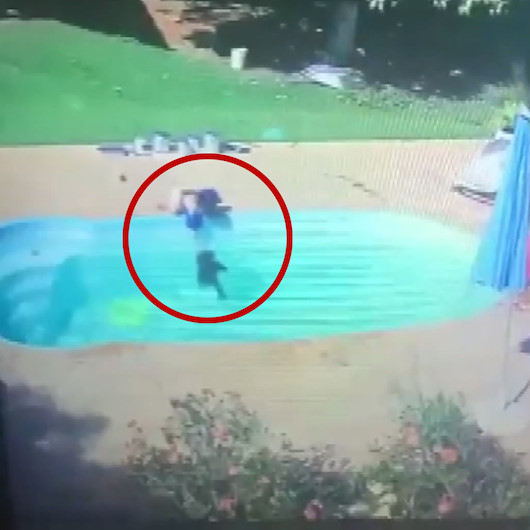 Havuza düşen çocuk boğulmaktan son anda kurtuldu