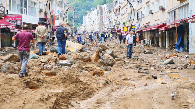 Dükkan ve evler, metreler boyu balçığa gömüldü, yollar çöktü.