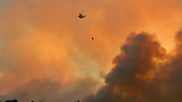 Orman yangınına havanın aydınlanmasıyla havadan müdahale edilmeye tekrar başlandı.