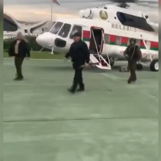 Belarus Cumhurbaşkanı Lukaşenko, konutuna elinde tüfekle geldi