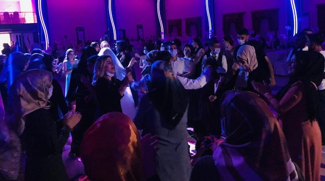 Diyarbakır'da düğünde maskesiz ve sosyal mesafesiz onlarca kişi halay çekti.