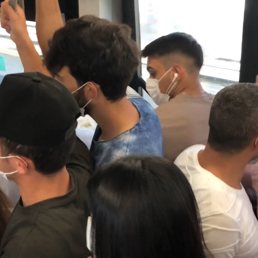İstanbullunun bitmeyen metrobüs çilesi: Sosyal mesafe unutuldu, hayatlar hiçe sayıldı
