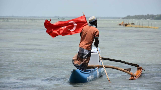 Sadakataşı Derneği, Sri Lanka'da 10 aileye balıkçı teknesi ve balıkçılık malzemeleri ulaştırdı.  