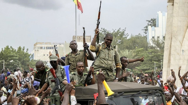 Bamako'ya 15 kilometre mesafede bulunan ve 2012'de dönemin Cumhurbaşkanı Amadou Toumani Toure'nin devrilmesinde de önemli rol oynayan Kati garnizonunda ayaklanan bir grup asker, araçlarla başkente gelmişti.