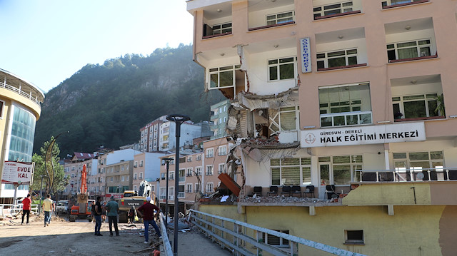 Giresun'da hasar görmüş binalara ilişkin yıkım süreci devam ediyor.