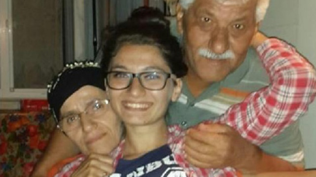 Selde kaybolan Davut ile eşi Emine ve kızları Betül Akgün.