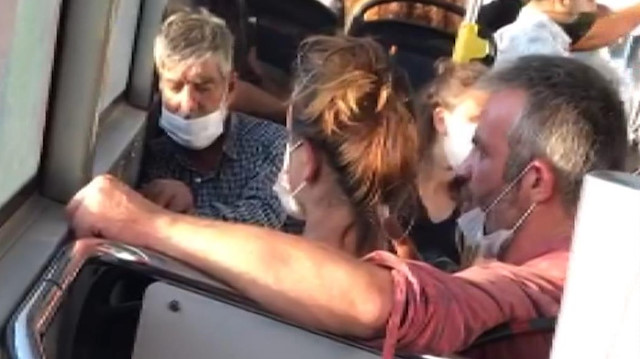 Otobüste yanında oturan kadını tokatladı: Yolcular film izler gibi izledi
