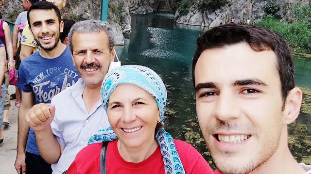 Feci şekilde hayatını kaybeden Ayşe Bulut'tan geriye ailesiyle çekilen mutlu fotoğrafları kaldı. 