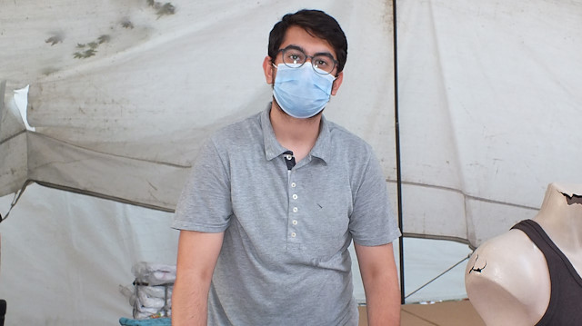 Turhal ilçesinde haftanın iki günü pazarcı kuzeni Akın Ertek'in yanında çalışarak harçlığını çıkaran Melih Buğra Ertek de Tokat Gaziosmanpaşa Üniversitesi Tıp Fakültesi'ni kazandığından pazar tezgahında müşterilerle ilgilenirken haberdar oldu.