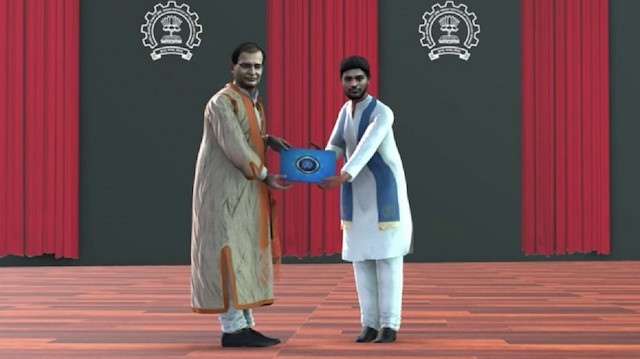 Hindistan'daki bir üniversitede diplomalar avatarlara verildi.