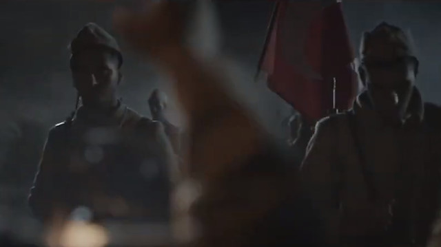 Yapı Kredi Bankasının reklam filminde Türk askerleri korkarak cepheden kaçıyor görüntüsü yer alıyor.