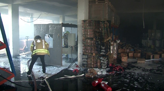 Patlama nedeniyle fabrikanın duvarları yıkıldı, iki kişi hafif yaralandı.