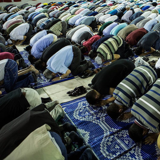 Cuma namazına selamdan önce yetişen kimse, selamdan sonra kılmadığı rekatları nasıl kılmalıdır?