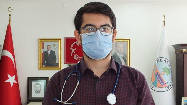 İlçede haftanın iki günü pazarcılık yaparak harçlığını çıkaran 19 yaşındaki Ertek, tıp fakültesini kazanmasının ardından habere konu oldu.