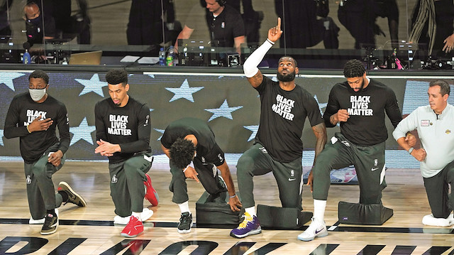 NBA maçları, Mart’ta koronavirüs nedeniyle ara verilmesi sonrası 14 Ağustos’ta yeniden başlamıştı. Oyuncular, Orlando’daki DisneyWorld’de düzen lenen maçlara bir süredir üzerlerinde “Siyahilerin Hayatı Değerlidir” yazılı kıyafetlerle çıkıyordu.