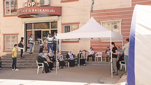 Evlat nöbetindeki aileler, çocuklarını almadan hiçbir yere gitmeyeceklerini söyledi.