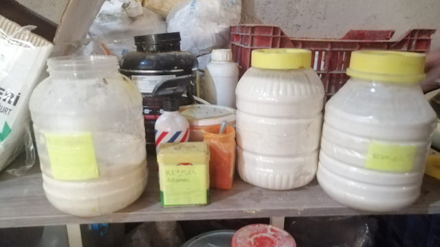Denizli'de tüketim tarihi geçmiş süt ürünlerini piyasaya süren kişi yakalandı.