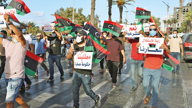 Ülkedeki elektrik kesintileri nedeniyle düzenlenen protestoları sabote etmeye çalışan Hafter destekçileri halka ateş açtı.