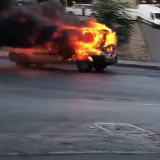Sultangazi�de alev topuna dönen araç hareket ederek duvara çarptı Sultangazi�de alev topuna dönen araç hareket ederek duvara çarptı