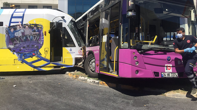 Tophane'de tramvayla otobüs çarpıştı.