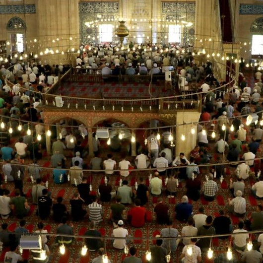 İmama uyan bir kimse Fatiha okuyabilir mi?