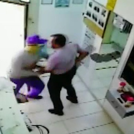 Cesur güvenlikçi silahlı soyguncuları tek başına püskürttü
