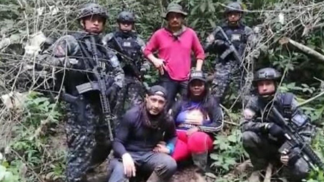 Ekvador polisi kurtarma operasyonunun ardından hatıra fotoğrafı çektirdi.