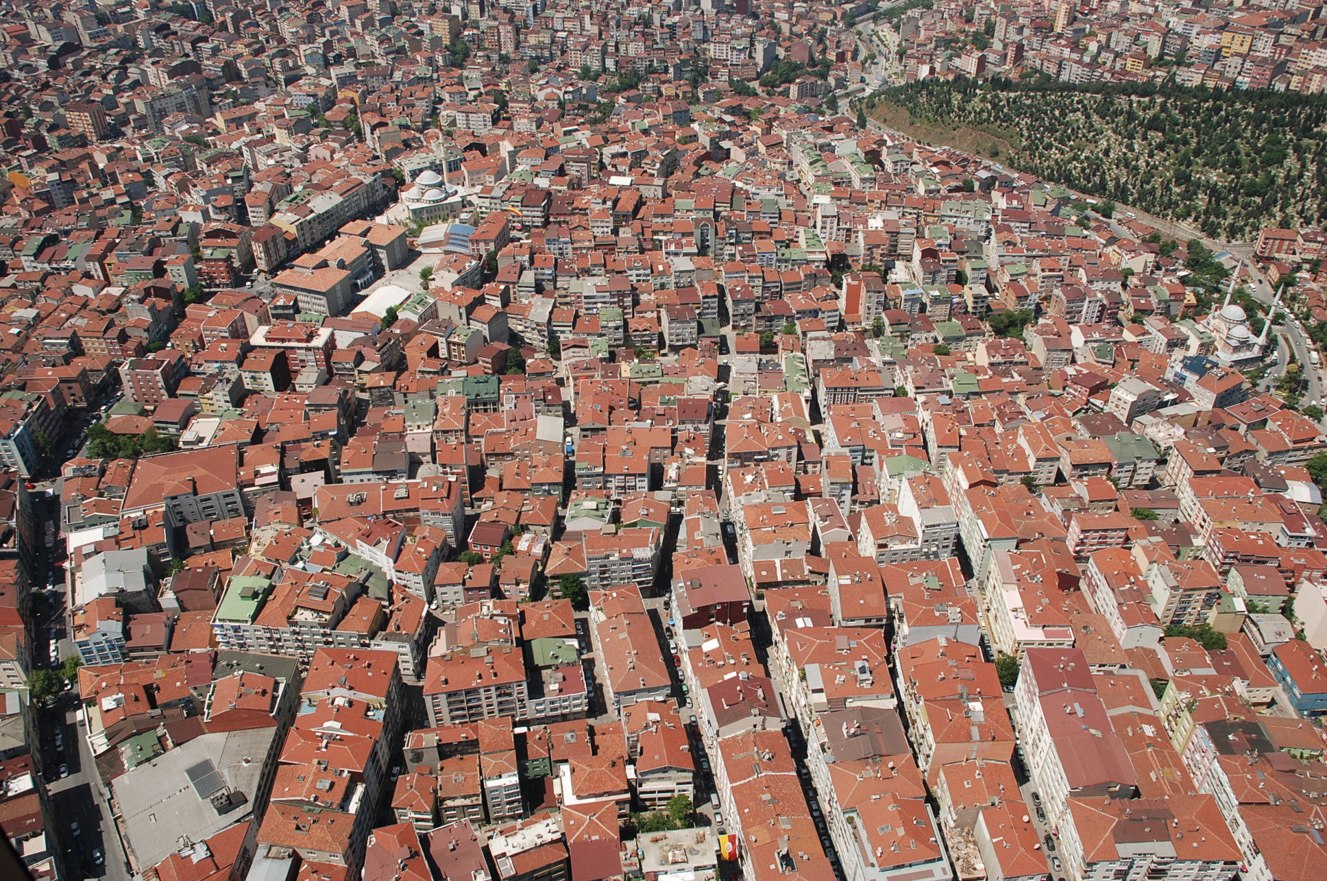 Yapılan araştırmaya göre fay hatları üzerinde 100 bin binanın olduğu belirtiliyor.