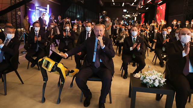 ​Cumhurbaşkanı Recep Tayyip Erdoğan, açılışları robotla gerçekleştirdi.