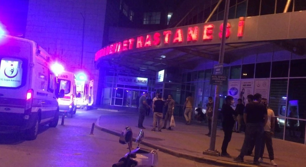 Göğsünden yaralanan damat hastaneye kaldırıldı.