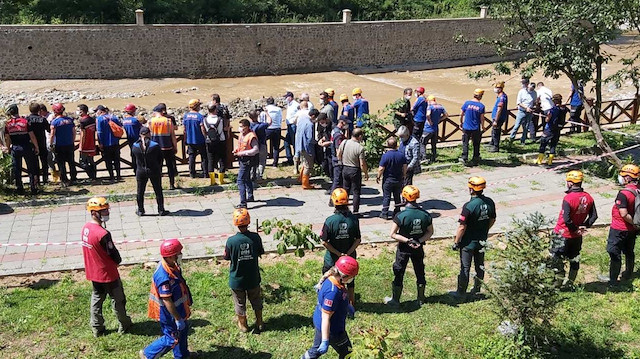 Giresun'daki sel felaketinde hayatını kaybedenlerin sayısı 10'a yükselirken, ikisi asker altı kişiyi arama çalışmaları da sürüyor. 