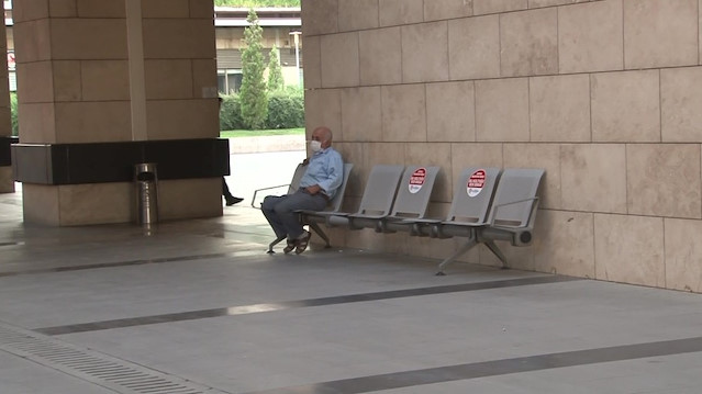 Burada yapılan sorgulamada yaşlı adamın karantinada olması gerekirken otobüs terminaline geldiği belirlendi.

