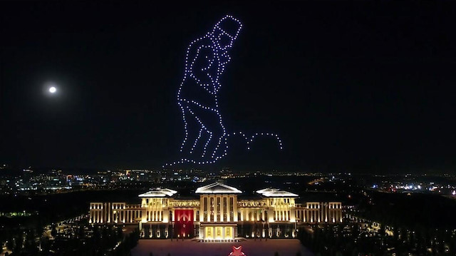 Gökyüzüne Atatürk'ün silüeti çizildi.