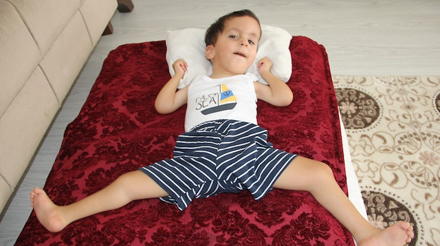 Mustafa Çimen, anne karnında kemik sertleşmesi hastalığına yakalandı.