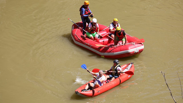 Bota binerek kürek çeken Binali Yıldırım, yaklaşık 6 kilometrelik parkurda 2 saat rafting yaptı.