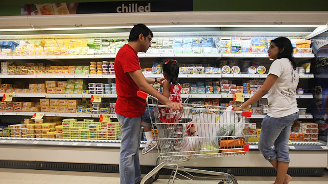 FILE PHOTO: Shoppers in the chilled foods section of a Reliance Fresh supermarket in Mumbai, October 16, 2011. REUTERS/Danish Siddiqui (INDIA - Tags: BUSINESS)/File Photo


