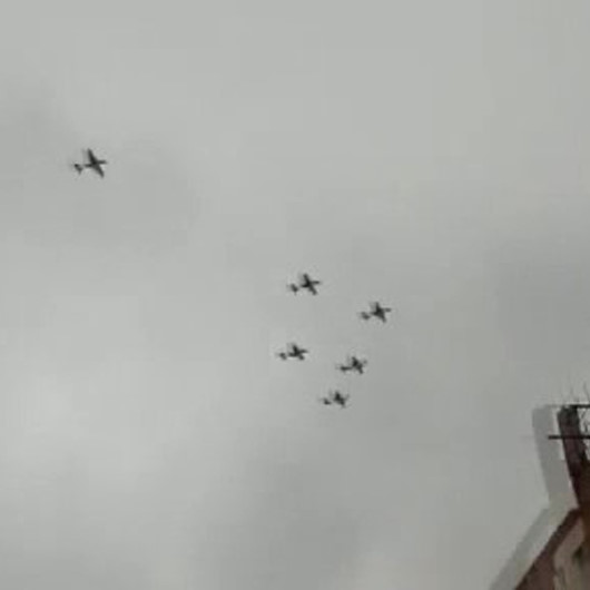 Fransız uçakları Beyrut semalarına Lübnan bayrağı çizdi