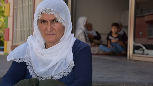 'Diyarbakır anneleri'nin sembol ismi Hacire Ana oğlunu terörden kurtardı, şimdi torununu seviyor