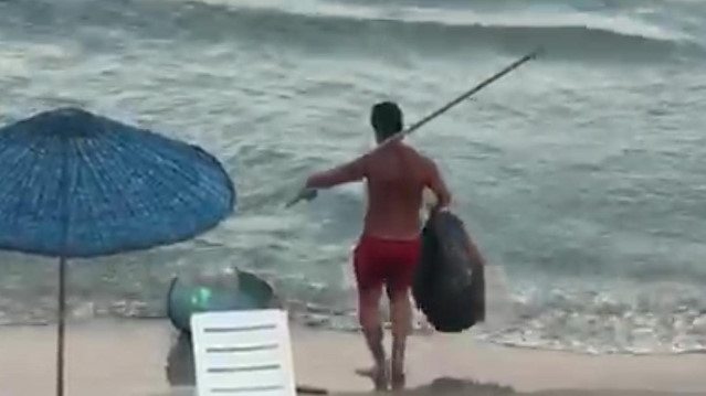 Murat K., şemsiye ve şezlongları parçalayıp, poşetlerdeki toplanmış çöpleri de denize dökerken görüntülenmişti. 