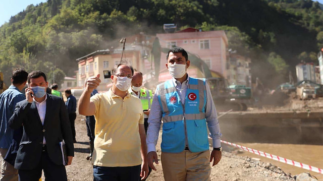 Çevre ve Şehircilik Bakanı Murat Kurum, felaketin yaşandığı bölgede incelemelerde bulundu. 
