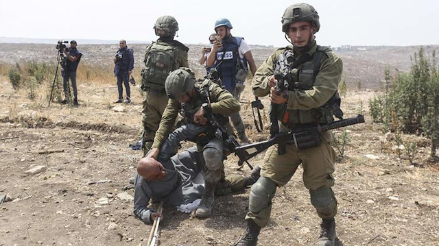 Dün gündeme gelen görüntülerde işgalci İsrail askerinin, Filistinli Hanun'un boynuna diziyle bastırdığı görülmüştü.
