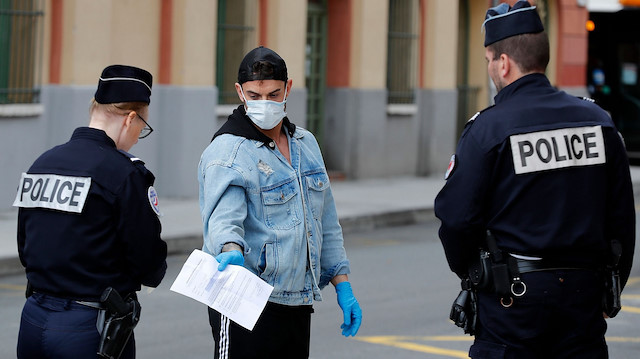 Fransız polisinin 135 euroluk cezası tartışmaya kapı araladı.