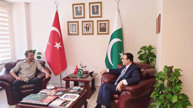 Oyuncu Engin Altan Düzyatan, Pakistan Ankara Büyükelçiliği’nden vizesini aldığını açıkladı.