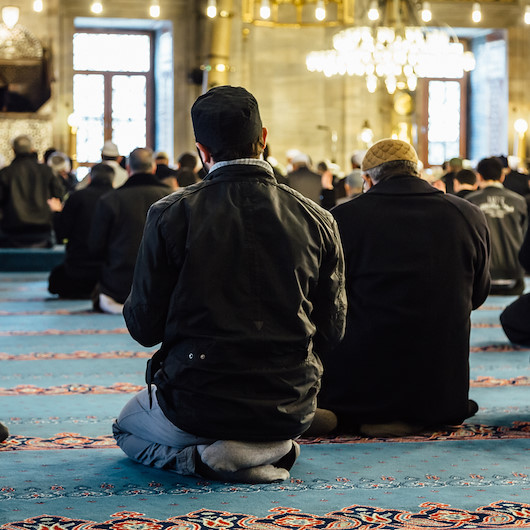 Cuma namazında iç ezanı okumanın hükmü nedir?