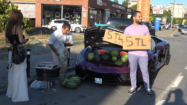 Beyoğlu'nda lüks otomobille 5 liraya karpuz satmıştı. 