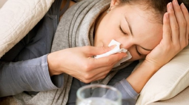 Grip de koronavirüs gibi hasta bir insanın öksürükle havaya attığı enfekte partiküllerin sağlam insanlar tarafından solunum yoluyla alınmasıyla bulaşır. 