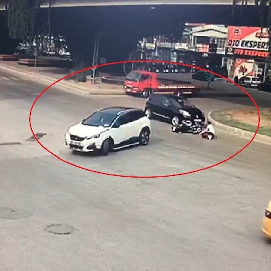 Samsunda otomobilin motosiklete çarpma anı kamerada